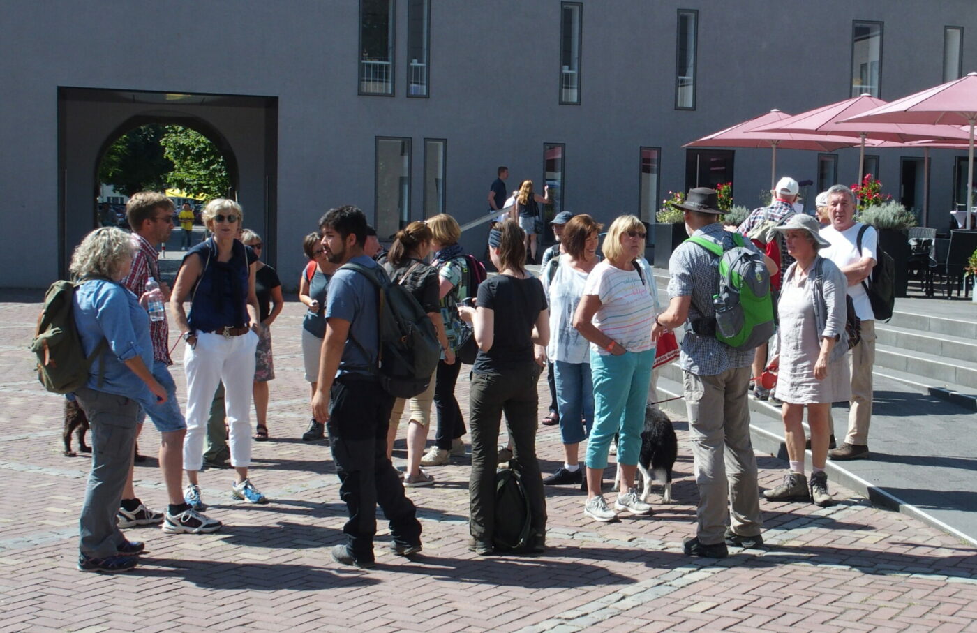 Start einer geführten Wanderung an Burg Wissem